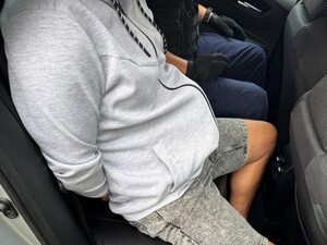 na zdjeciu widać korpus mężczyzny w kajdankach