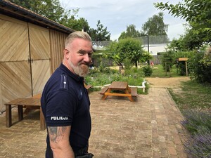 na zdjeciu widać policjanta