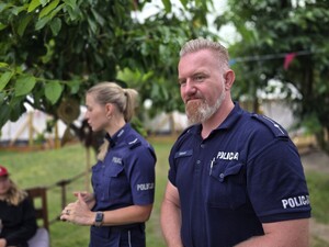 na zdjeciu widać policjantów