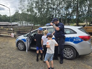 na zdjęciu widać policjanta i dzieci