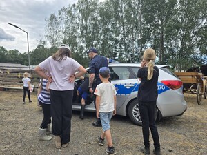 na zdjęciu widać policjanta i dzieci