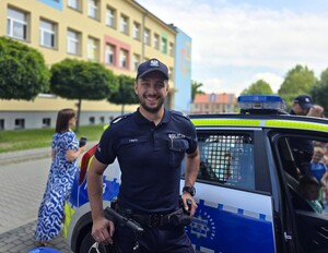 na zdjęciu widać policjanta