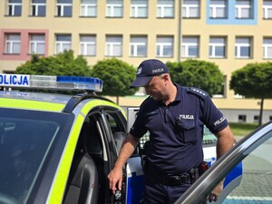 na zdjęciu widać policjanta