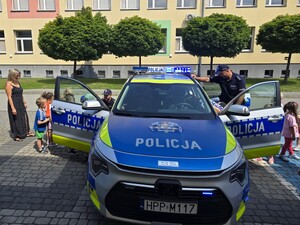 na zdjęciu widać policjantów, radiowóz i dzieci
