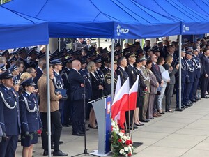 na zdjęciu widać policjantów i gości