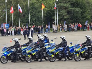 na zdjęciu widać policjantów na motocyklach