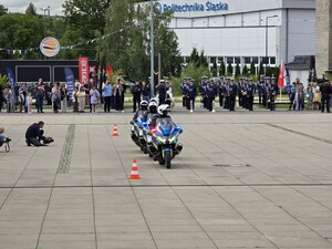 na zdjęciu widać policjantów na motocyklach
