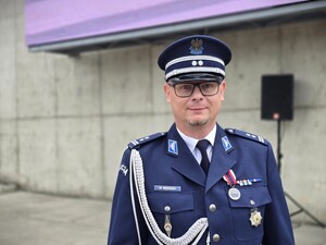na zdjęciu widać policjanta
