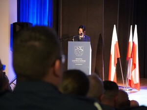na zdjęciu widać policjantkę