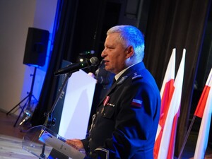 na zdjęciu widać policjanta