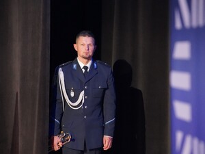 na zdjęciu widać policjanta