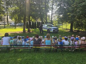 na zdjęciu widać policjanta i radiowóz