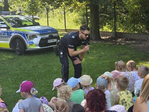 na zdjęciu widać policjanta i dzieci