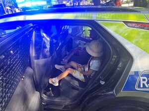na zdjęciu widać dzieci i radiowóz