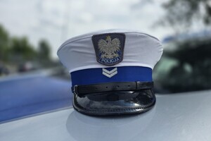 na zdjęciu widać czapkę policyjną