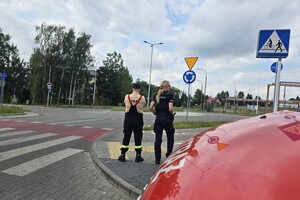 na zdjęciu widać policjantkę