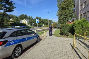 na zdjęciu widać policjanta przed szkołą