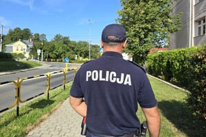 na zdjęciu widać policjanta przed szkołą