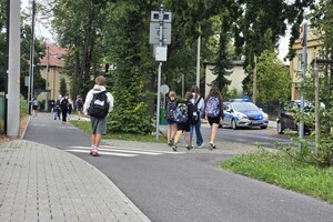 na zdjęciu widać policjanta przed szkołą