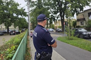 na zdjęciu widać policjanta przed szkołą