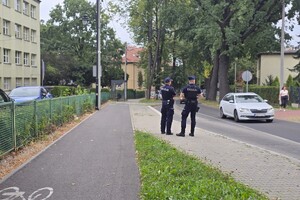 na zdjęciu widać policjantów przed szkołą
