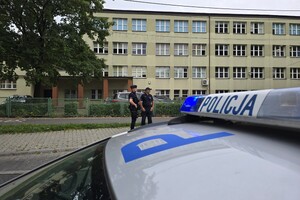 na zdjęciu widać policjantów przed szkołą