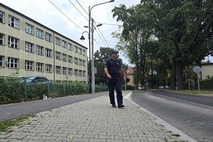 na zdjęciu widać policjantów przed szkołą