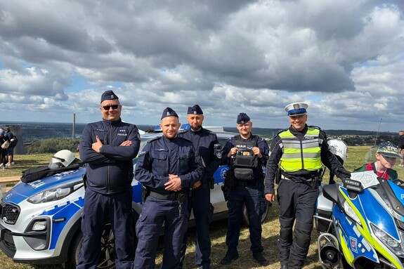 na zdjęciu widać policjantów