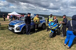 na zdjęciu widać policjantów i mieszkańców