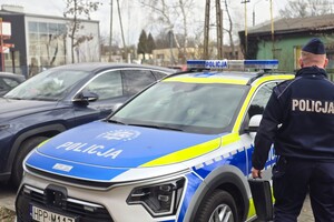 na zdjęciu widać policjanta przy radiowozie