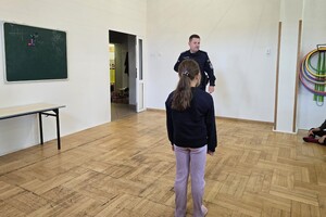 na zdjęciu widać policjanta i dzieci