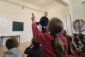 na zdjęciu widać policjanta i dzieci