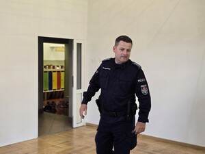 na zdjęciu widać policjanta