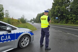 na zdjęciu widać policjanta