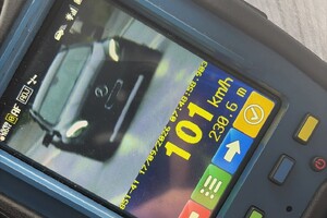 na zdjęciu widać urządzenie z wynikiem 101 km/h