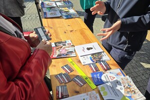 na zdjęciu widać policjantów i mieszkańców