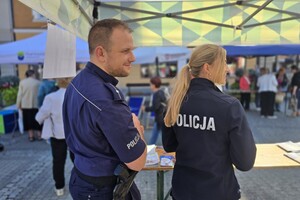 na zdjęciu widać policjantów i mieszkańców