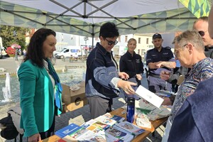 na zdjęciu widać policjantów i mieszkańców