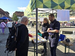 na zdjęciu widać policjantów i mieszkańców