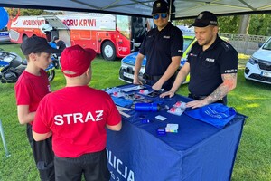 na zdjęciu widać policjantów