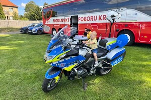 na zdjęciu widać mieszkańców i motocykl