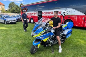 na zdjęciu widać mieszkańców i motocykl