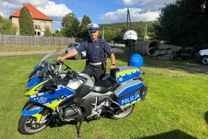 na zdjęciu widać policjanta
