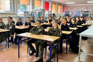 na zdjęciu widać uczniów i policjanta