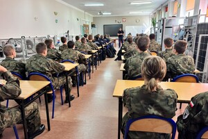 na zdjęciu widać uczniów i policjanta