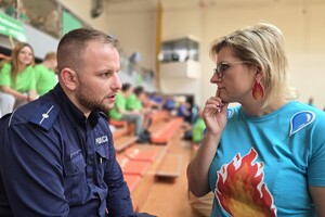 na zdjeciu widać policjanta