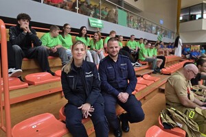 na zdjeciu widać policjanta