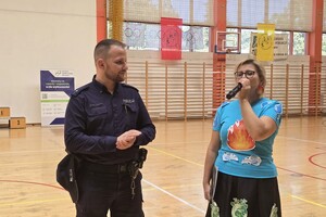 na zdjeciu widać policjanta