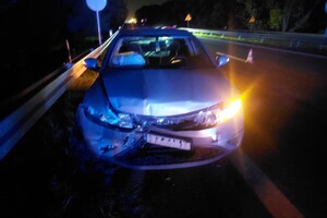 na zdjeciu widać uszkodzony samochód