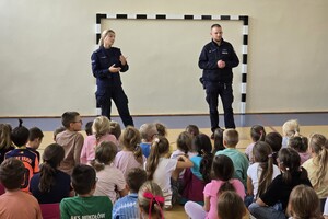 na zdjęciu widać policjantów i uczniów